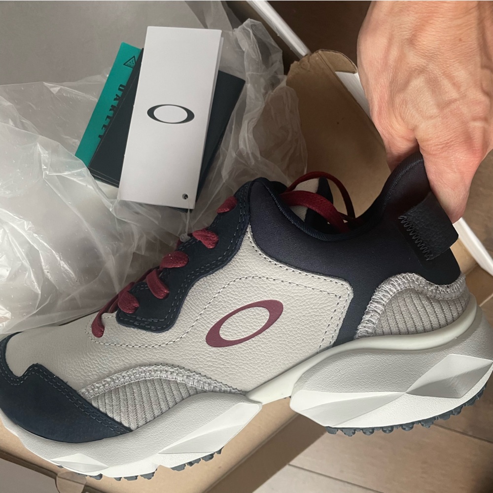 NWT Oakley White Gray and Blue Athletic Shoes US 7